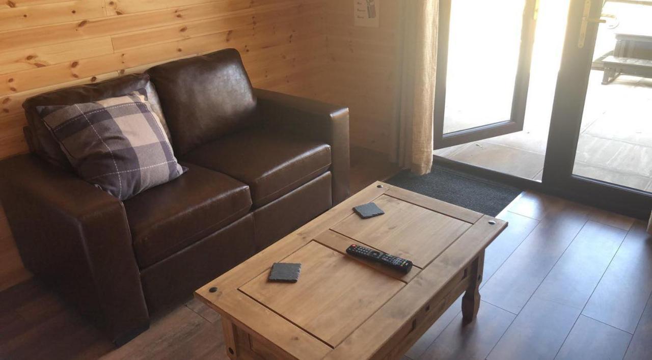 Hôtel Superior Glamping Pod With Hot Tub à Frodsham Extérieur photo